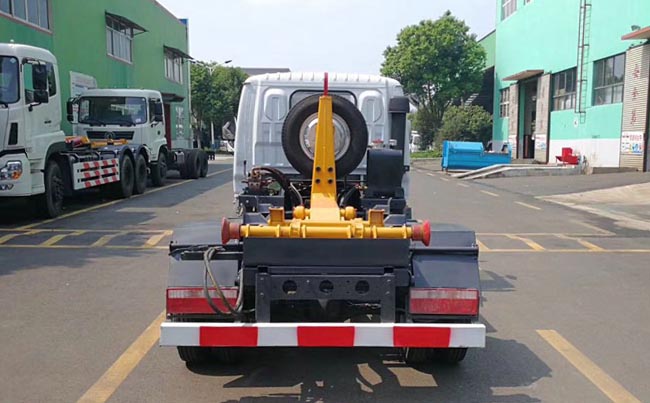 4方東風(fēng)多利卡D6勾臂式垃圾車-4方勾臂式垃圾車