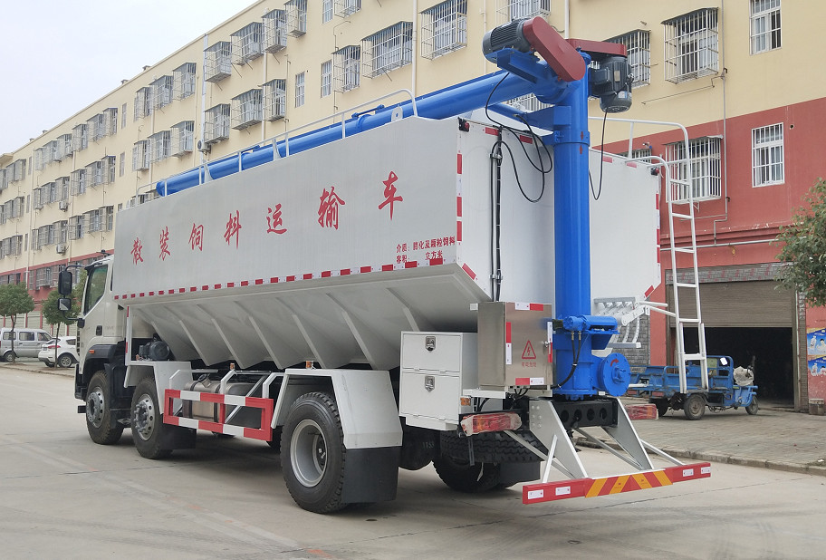 福田小三軸散裝飼料車(chē)-散裝飼料車(chē)廠家直銷(xiāo)-湖北盈通散裝飼料車(chē)生產(chǎn)廠家