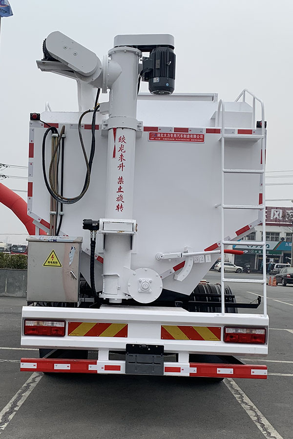 大力牌DLQ5180ZSLXK6型散裝飼料運(yùn)輸車(chē)
