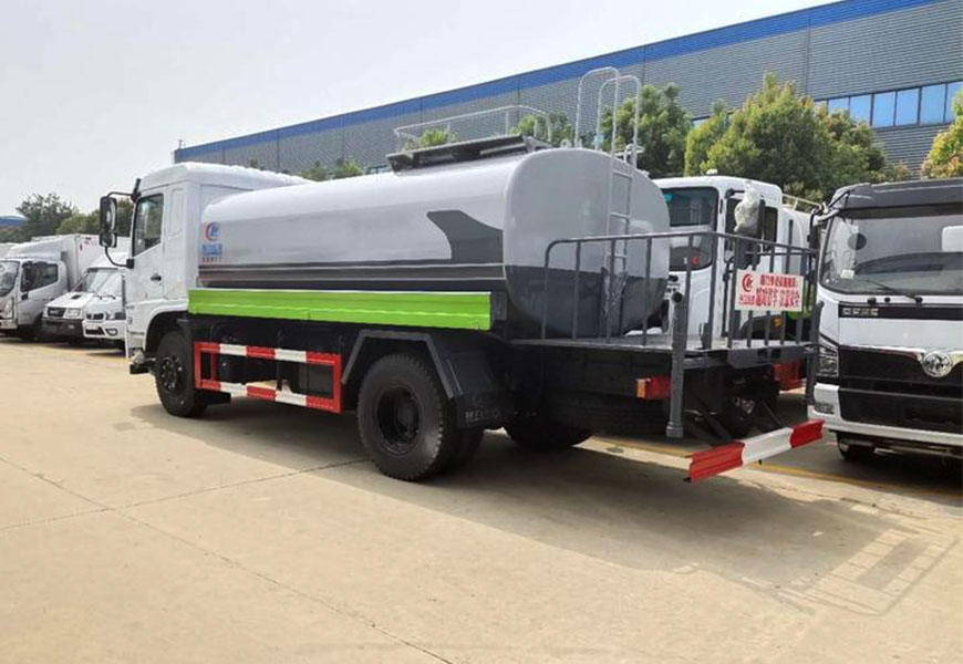 東風(fēng)專(zhuān)底12方灑水車(chē)后方展示圖